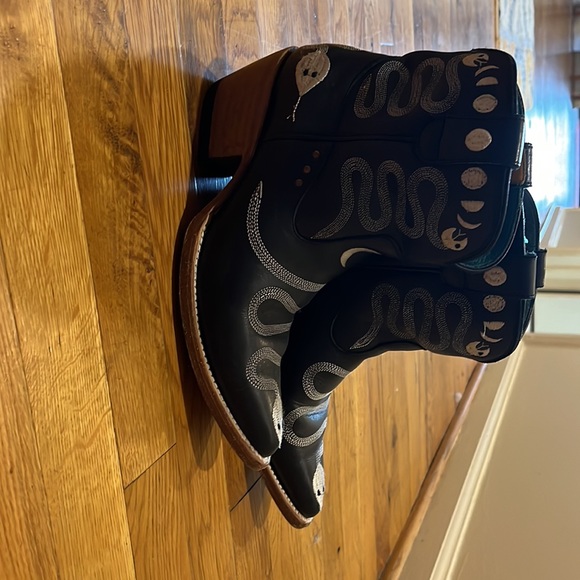 PS Kaufman cowboy boots. Handmade with snake and moonphases embroidered in them. - Picture 2 of 4